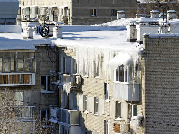 Россиянам назвали размер компенсации за падение наледи