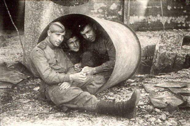 Советские солдаты в гильзе немецкой пушки "Dora", 1944 год. история, события, фото