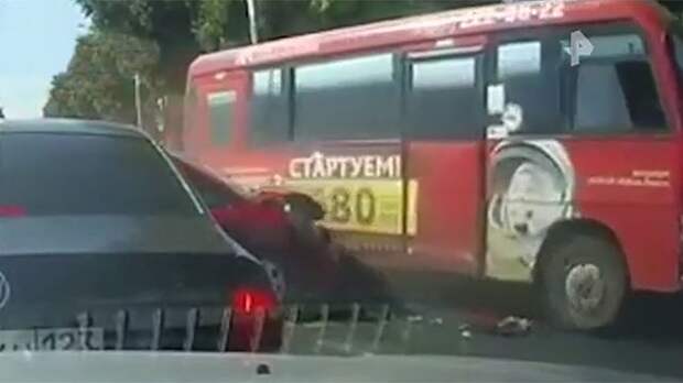 Массовая авария с участием микроавтобуса произошла в Краснодаре