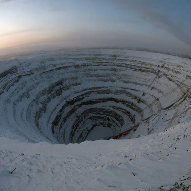 Самый большой алмазный карьер в мире. Фото / The Mir mine in Yakutia. Photo