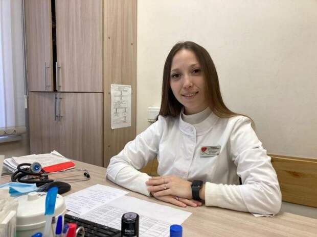 25-летняя терапевт Анна Ноздренко собирается через суд добиваться справедливости. Год назад её избила неизвестная женщина, мотивы драки и связана ли она с медпомощью неизвестно: врач утверждает, что не знает причину, по которой на неё напали, а нападавшая сторона конфликт в СМИ не комментирует. Сообщается, что врач ехала с вызова на приём пациентов в медучреждении. У доктора диагностировали многочисленные ушибы и ссадины, а также перелом копчика со смещением костей, а впоследствии провели операцию по его удалению. В результате она получила пожизненную потерю трудоспособности на 20%, также под вопросом остаются беременность и рождение детей. При этом, по словам Ноздренко, следователи сначала отказывали даже в возбуждении дела, а позже не хотели признавать причинённый вред здоровью. В Оренбурге в декабре 2021 года терапевт Анна Ноздренко ехала с вызова на приём в поликлинику. На перекрёстке проспекта Победы и улицы Транспортной ей перекрыл дорогу другой автомобиль, из которого вышла неизвестная женщина. Сначала она начала пинать машину врача, потом переключилась на саму Ноздренко, которая вышла из автомобиля. Женщина несколько раз ударила терапевта о стойку двери, толкнула ее в салон автомобиля и нанесла удар ногой.