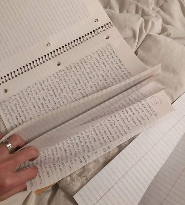 Дедушка несколько лет что-то писал. Он долго думал и на 16-летие внучки сделал ей неожиданный и трогательный подарок