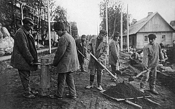 Заключённые поголовно страдали от ужасающей антисанитарии, в лагере была эпидемия тифозных вшей. Френкель предложил начальству построить баню, мало того в кратчайшие сроки, всего за сутки, но ещё и дешёвыми силами узников. Он обеспечил строителей: горячей едой, спиртным и «смотивировал» угрозой расстрела лагерных стариков. Цель была достигнута: благодаря бане вшей удалось вывести. За все эти заслуги Френкелю скостили срок до 5 лет, а потом и вовсе освободили - да и предложили должность начальника производственного отдела Соловецкого лагеря.
