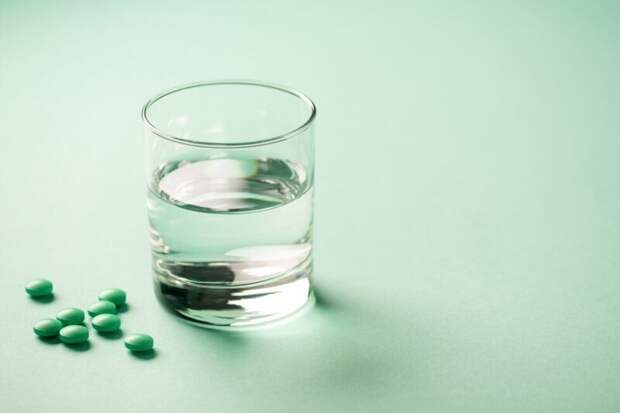 Про таблетки и капсулы: можно ли их делить, растворять или растирать. Чем их запивать
