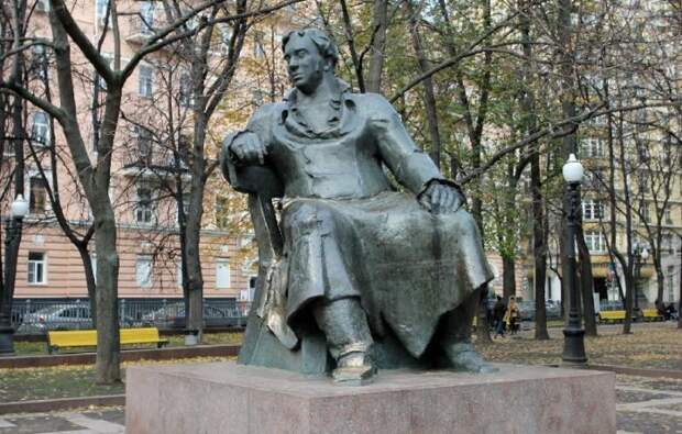 Памятник Крылову в Москве | Фото: liveinmsk.ru