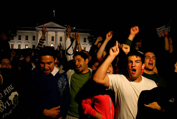 Американцы празднуют смерть Усамы бен Ладена перед Белым домом