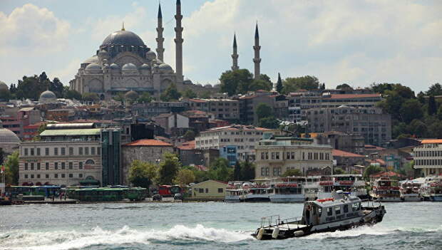 Вид на Голубую мечеть через пролив Босфор в Стамбуле. Архивное фото
