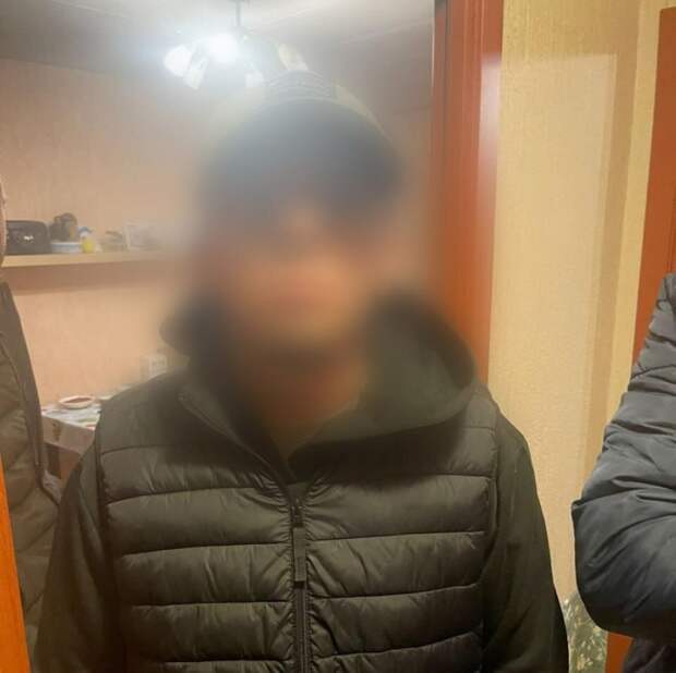 В Санкт-Петербурге 15-летний подросток, гражданин Азербайджана, напал с ножом на посетителя ресторана сети Burger King. Пострадавший в тяжелом состоянии госпитализирован в больницу.