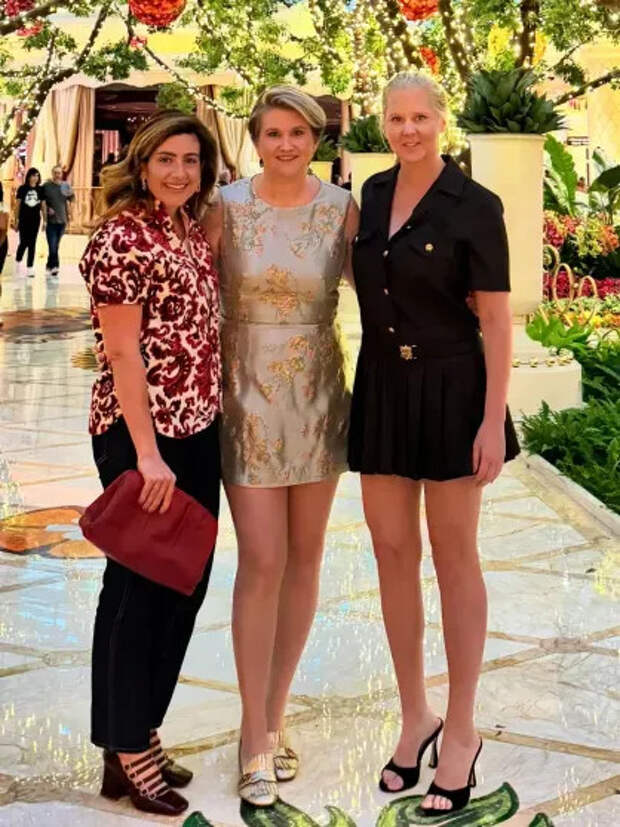 Эми Шумер с подругами