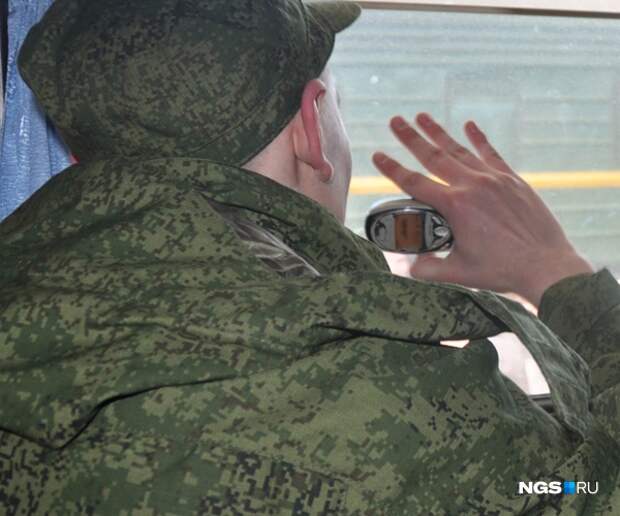 Солдат закрывает лицо руками. Телефон для призыва на сайт. Солдат закрывающий лицо руками сидящий в тактический перчатках. Случай в военной части