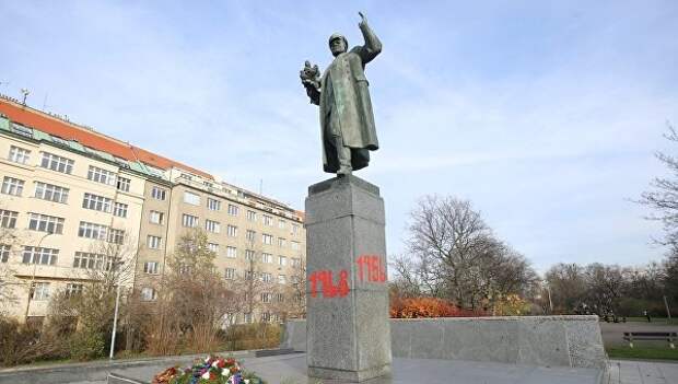 В Праге вандалы осквернили памятник маршалу Коневу