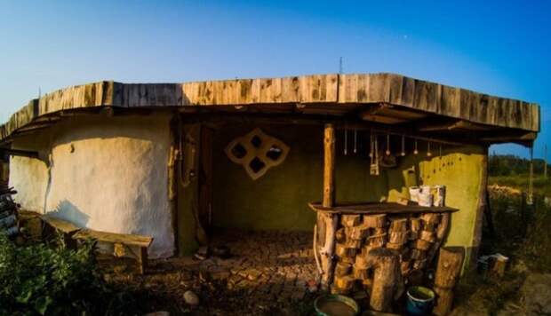 Парень из Беларуси построил эко-дом за сущие копейки