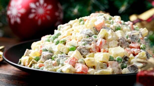 Как сделать, чтобы оливье не превратился в кашу: лайфхаки для главного новогоднего салата