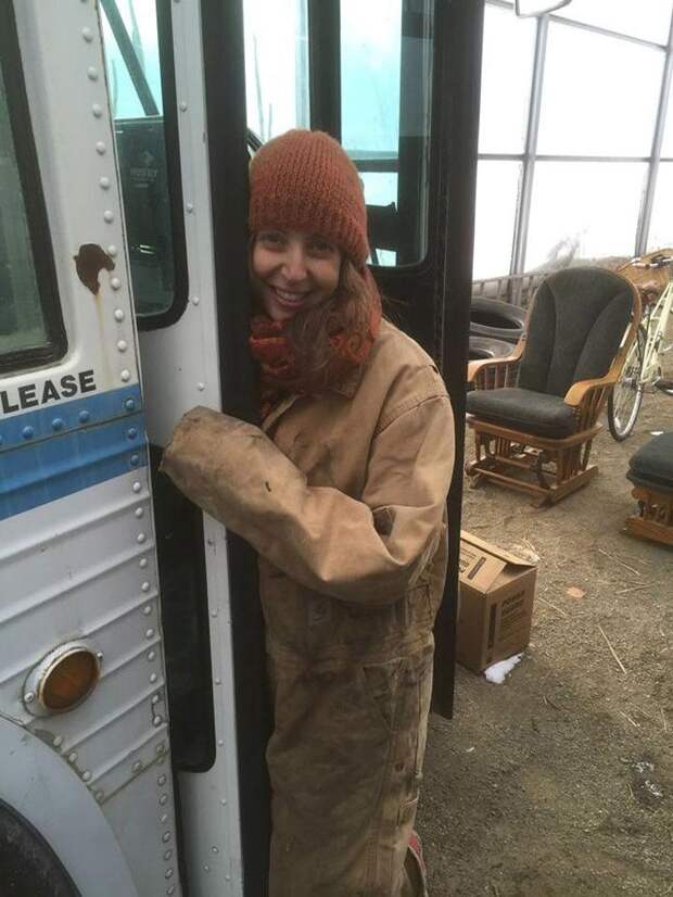 дом на колёсах из автобуса, женщина дом на колесах, из автобуса в дом на колесах