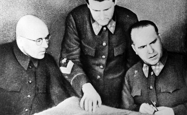 Генерал армии Георгий Жуков (справа) во время заседания Военного совета Западного фронта