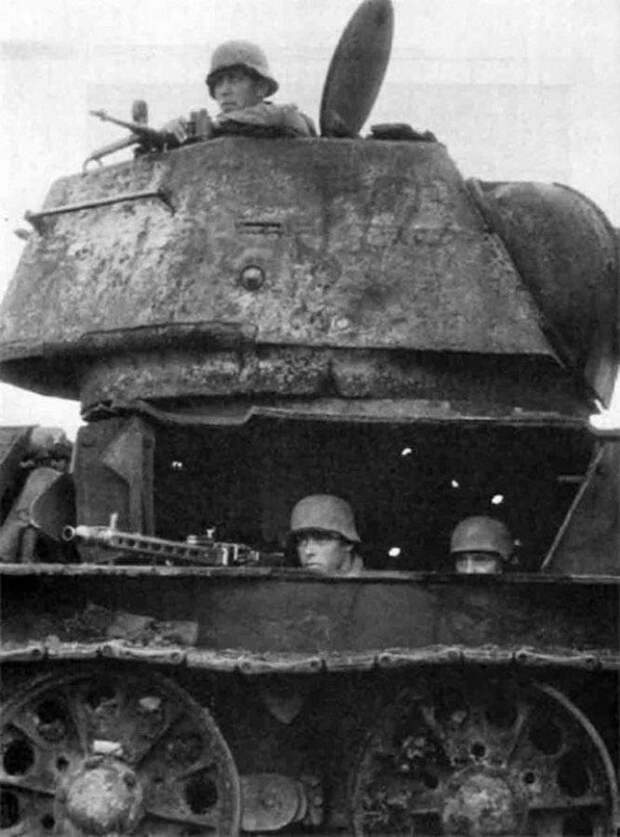 Огневая точка фрицев в разрушенном Т-34