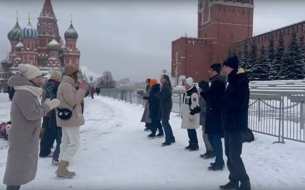 Юные рязанцы устроили русский флешмоб на Красной площади в Москве