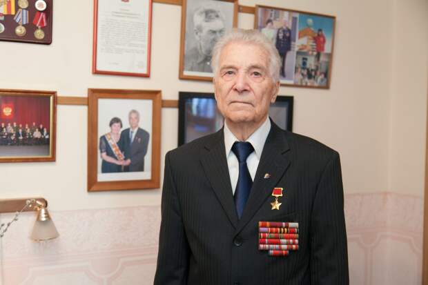 В годы войны ветеран служил разведчиком-артиллеристом/ Роман Балаев