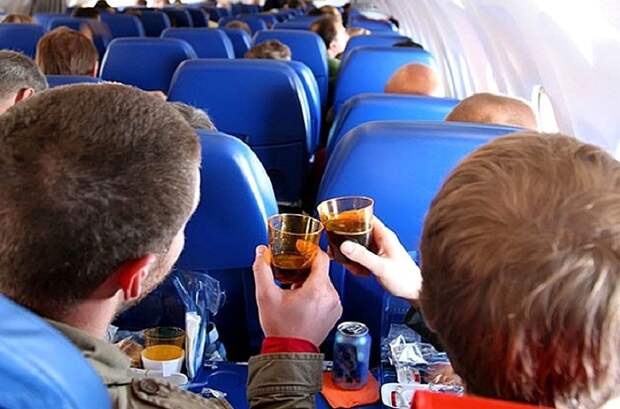 3. Напиваться и устраивать дебош идиоты, пассажиры, полезно, самолет, фото, этикет