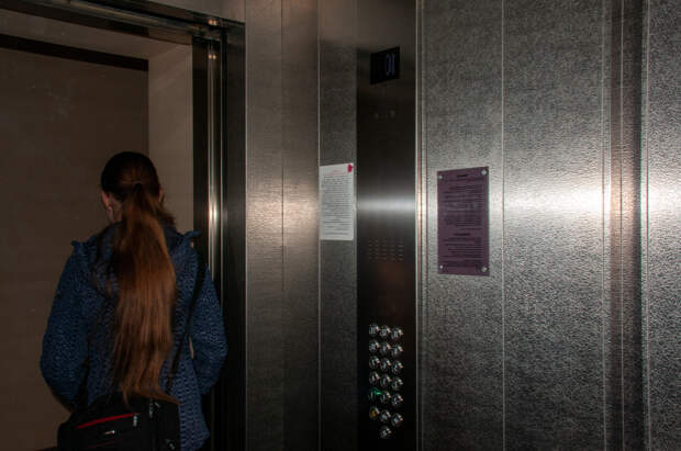 Школьница потеряла палец после поездки в лифте в Москве