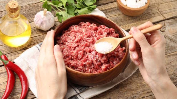 Пересолили фарш? 5 простых способов спасти блюдо