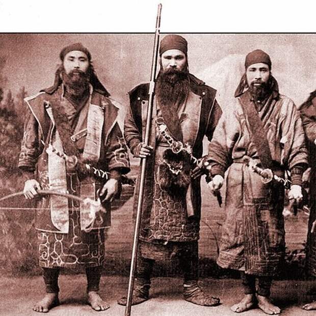Воины айнов (в центре видимо учитель, а по бокам босые ученики).