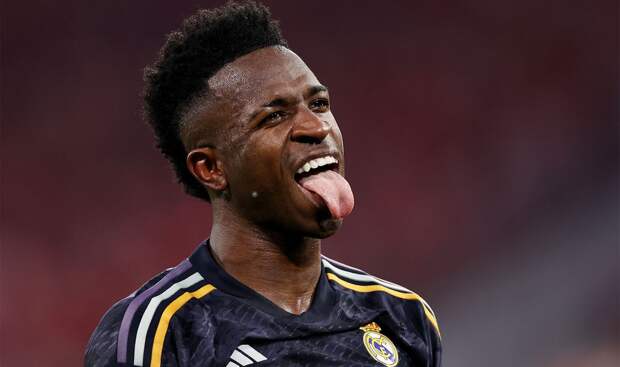 Девушка футболиста «Реала» Винисиуса снялась в откровенной фотосессии — в ошейнике с его именем