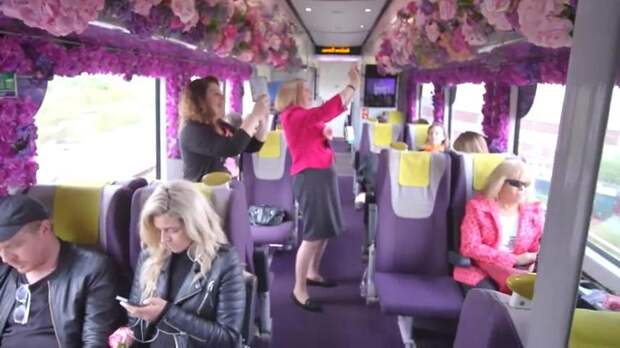 Вагон поезда в Лондоне украсили 3000 цветов в честь Chelsea Flower Show: реакция пассажиров