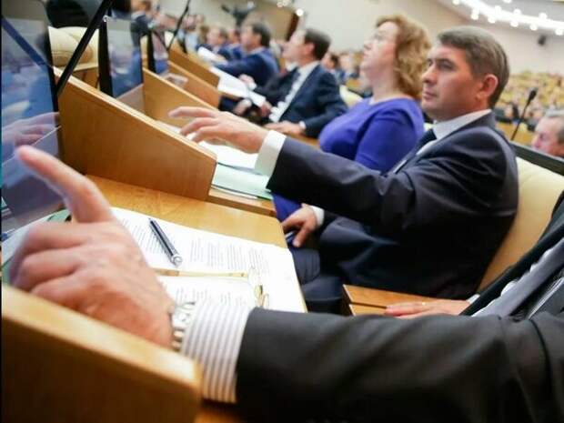 Пока Медведев льет мед с экранов ↯ Госдума в первом чтении приняла закон на обложение дачников и сельских граждан новым налогом