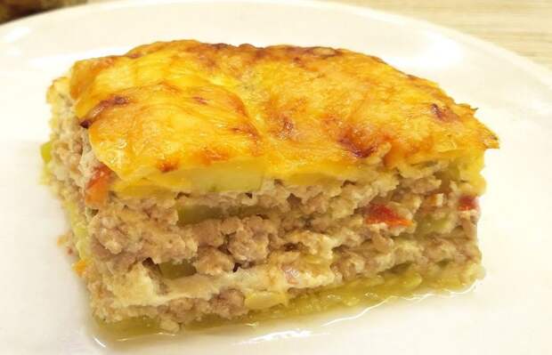 Кабачковая запеканка с фаршем, помидорами, сыром и сметанно-чесночным соусом