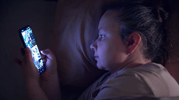 Опасная привычка: почему нельзя читать новости сразу после пробуждения