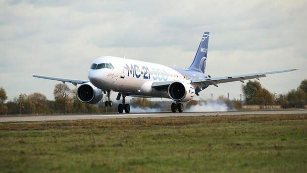 Самолет МС-21 совершает посадку в аэропорту «Жуковский» во время первого перелета из Иркутска. 17 октября 2017 года