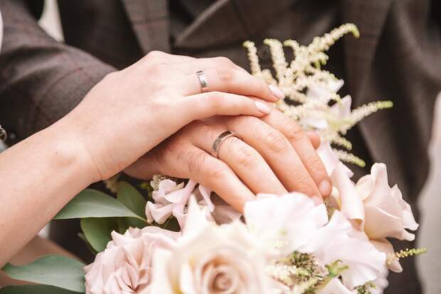 КП: Новый муж Порошиной подарил ей на свадьбу необычное кольцо
