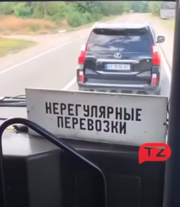 Пассажир автобуса наказал автохама на "Лексусе", мешающего движению