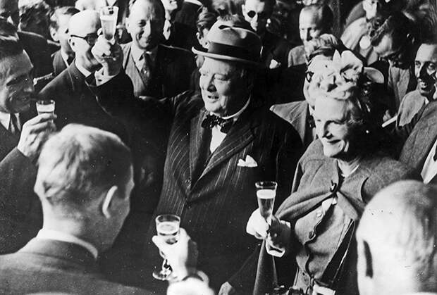 Уинстон Черчилль в своем доме в Чартвелле, Юго-Восточная Англия