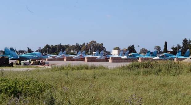 Российские самолеты Су-34 и Су-35С в укрытиях на авиабазе Хмеймим. Сирия