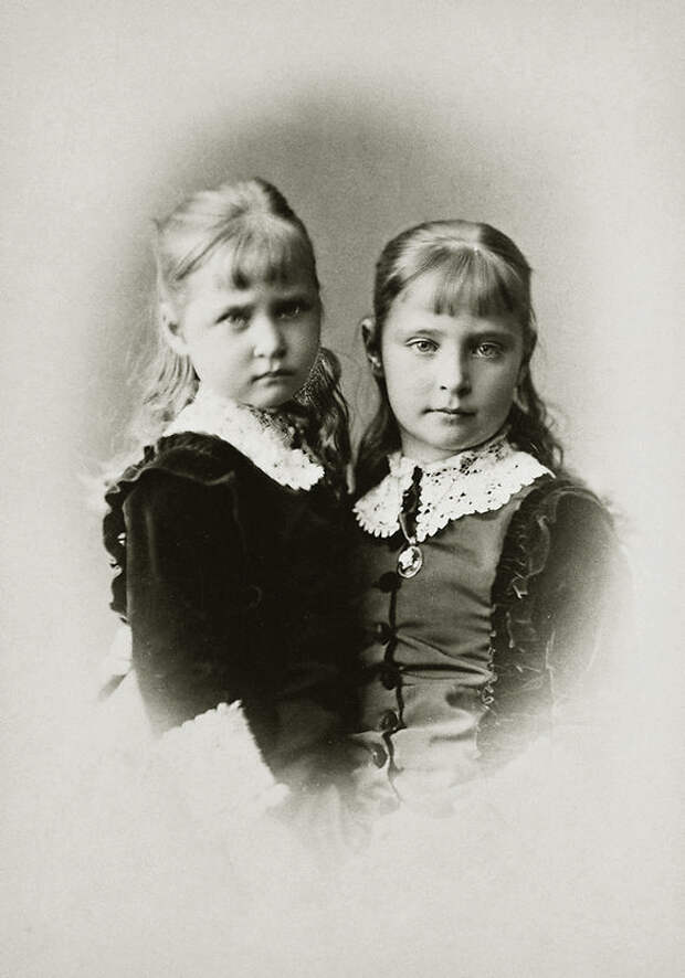 Сестры, принцессы Гессенские – Элла и Аликс.Императрица Александра Федоровна и Великая Княгиня Елизавета Федоровна в детстве.