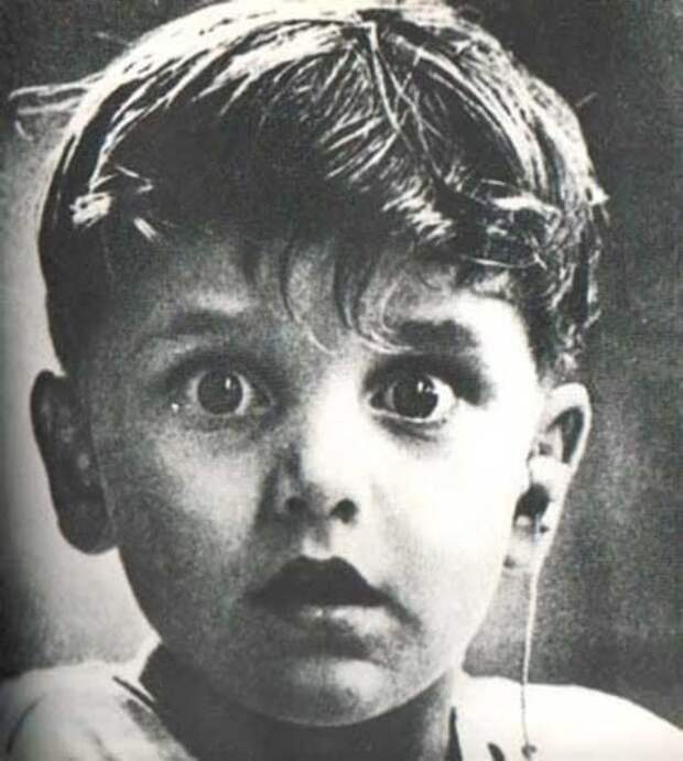 10. Изумление: рожденный глухим Гарольд Уитлз впервые слышит с помощью слухового аппарата. в мире, интересное, исторические кадры, подборка, редкие фото, снимки, события, фото