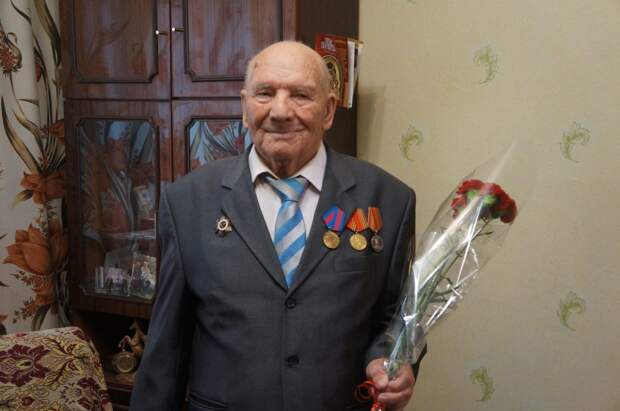 Сотрудники УВД по ЮВАО поздравили ветерана Великой Отечественной войны с 93-летием. Фото УВД по ЮВАО ГУ МВД России по г. Москве