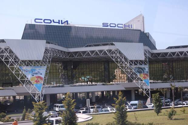 Аэропорт в Сочи приостановил обслуживание авиарейсов