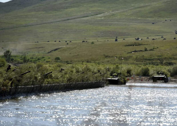 Мотострелки ЮВО наводят мосты и паромные переправы для форсирования водных преград в рамках батальонного тактического учения