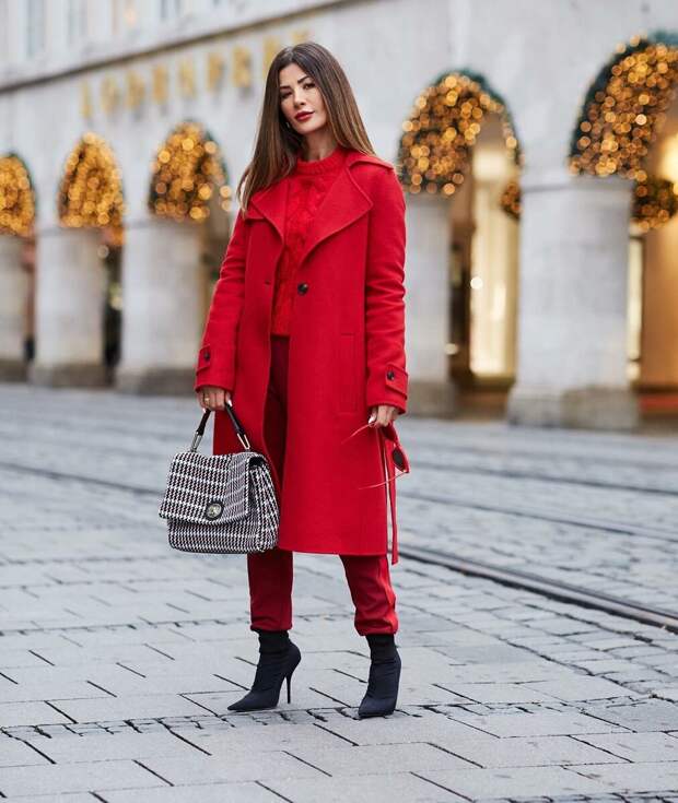 Роскошное красное пальто на зиму. /Фото: kadda.ru