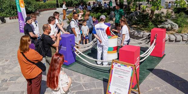 Фестиваль "Лето в Москве" привлекает  гостей на чемпионат по игре «Камень, ножницы, бумага»