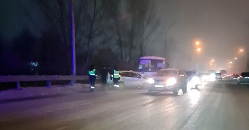 Авария дня. Легковушка столкнулась с автобусом ПАЗ в Новосибирске
