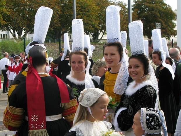 Не мультикультурные страны: точно не Япония, не Франция и не Польша. Женщины в бретонском народном костюме.