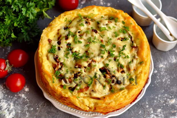 пирог из картофельного пюре с курицей и грибами