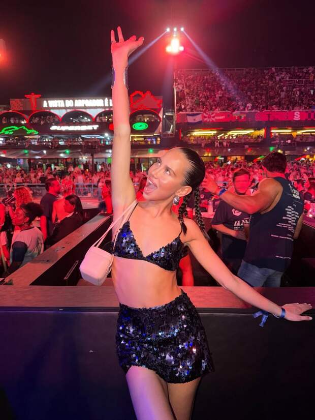 Аврора Киба улетела на карнавал в Рио после расставания с Григорием Лепсом