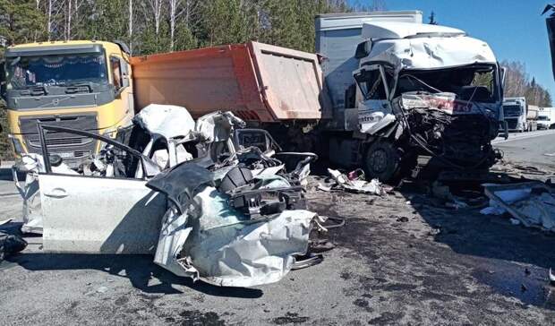 На трассе Тюмень — Екатеринбург в массовой аварии погиб человек и 4 пострадали