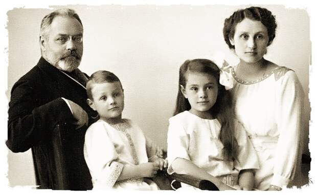 А. Гучков с семьей