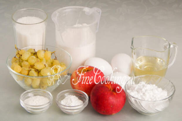 Для приготовления нежного и ароматного яблочно-виноградного пирога нам понадобятся следующие ингредиенты: яблоки, виноград, мука пшеничная высшего сорта, сахар-песок, куриные яйца, картофельный крахмал, масло подсолнечное рафинированное (без запаха), разрыхлитель теста и ванильный сахар